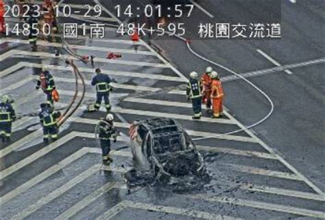 國1南下桃園路段「紅斑馬」警車火燒車 火勢猛烈全毀幸無傷亡 社會萬象 社會 聯合新聞網