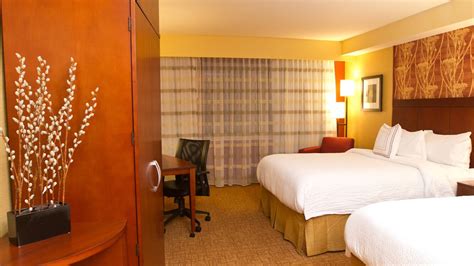 Hotel In Springfield, PA, With Luxury Bedding | Courtyard