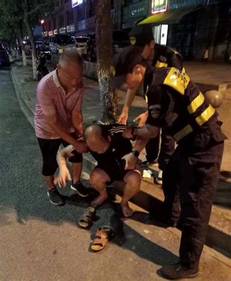 醉酒男子躺路边 队员守护助平安浙江民泰驻良渚新城地铁项目队员帮助醉酒男子 公司新闻 上海宗保保安服务有限公司 城市保安综合服务提供商