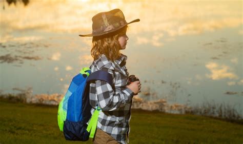 Ni O Explorador Con Sombrero De Explorador Y Mochila Al Aire Libre