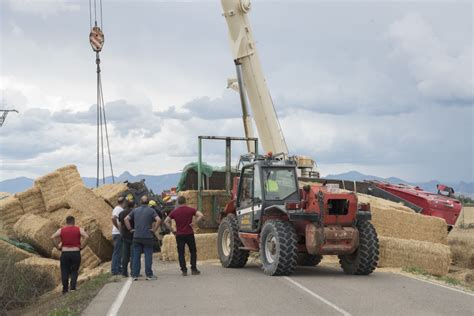 Fotos del vuelco de un camión en la A 1212 entre Huesca y Sangarrén