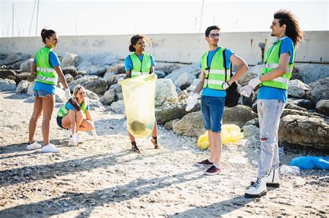 Des Gens Nettoient La Plage Des Bénévoles Ramassent Les Déchets Sur La