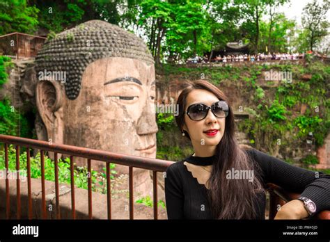 El Buda Gigante De Leshan Es Una Estatua De Piedra De Metros De