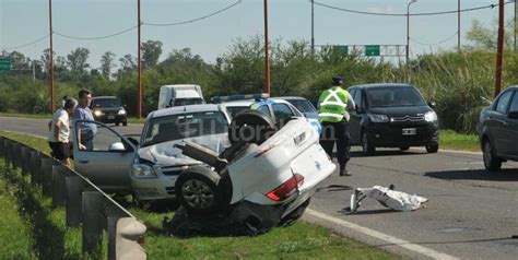 Espectacular choque un auto quedó partido por la mitad El Litoral