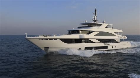 Majesty 140 SUPERYACHT TV