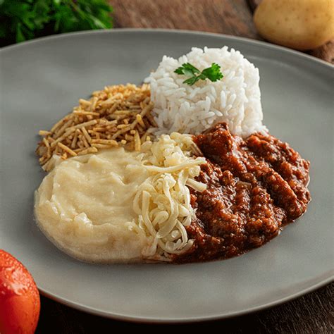 Escondidinho de carne moída queijo ralado arroz branco e batata