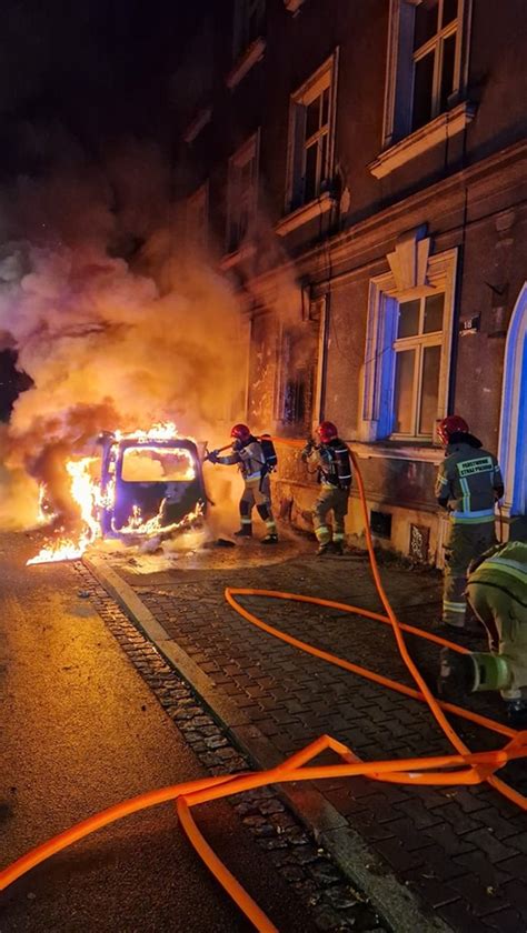 Dramatyczne sceny na ulicach Krakowa pożar samochodu przed kamienicą