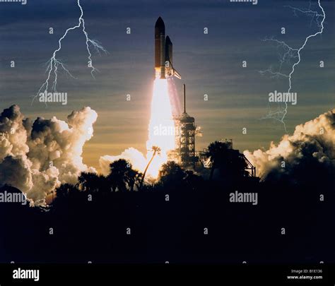 Space shuttle discovery launch hi-res stock photography and images - Alamy