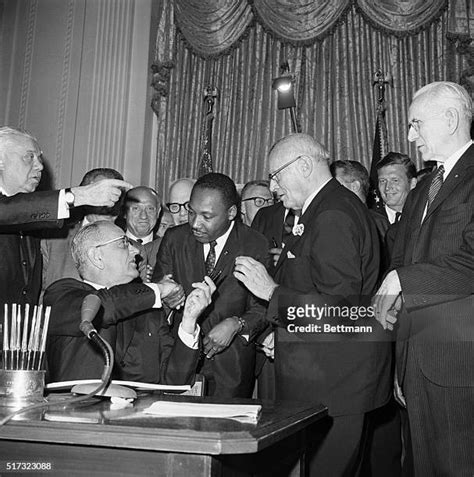 Johnson Signs Civil Rights Act Imagens E Fotografias De Stock Getty