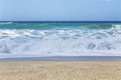 Tira De La Turquesa Del Mar Con Las Ondas En Una Playa Arenosa Cielo