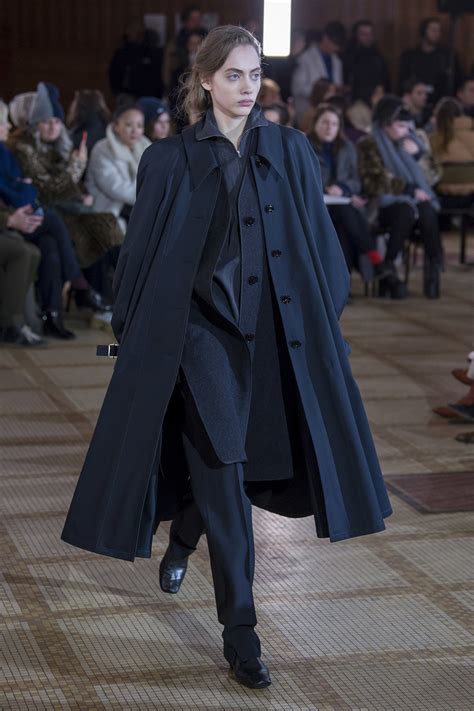 Lemaire Fall 2018 Ready To Wear Fashion Show Fall Fashion Coats Autumn Fashion Women Autumn