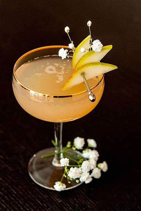 This Sparkling Pear And Ginger Cocktail Is Such An Elegantly Refreshing Christmas Party Signature