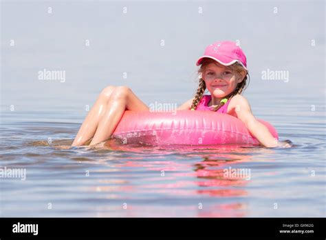 Das Mädchen in der Kappe Schwimmen im Fluss auf der Runde schwimmen saß