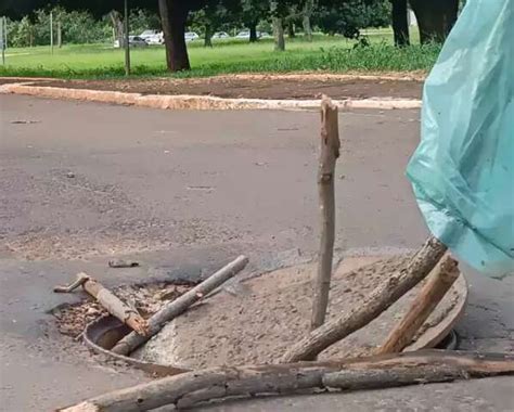 Na Rua da Divisão bueiro destampado vira armadilha para veículos