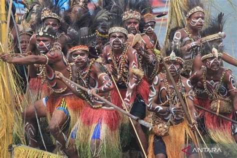 Meriahnya Festival Danau Sentani Di Pantai Khalkote Papua Antara News