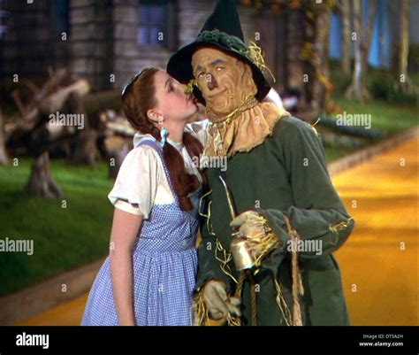 JUDY GARLAND, RAY BOLGER, THE WIZARD OF OZ, 1939 Stock Photo - Alamy