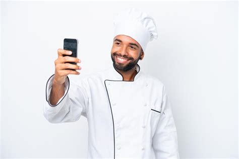 Homem Jovem Chef Brasileiro Isolado No Fundo Branco Fazendo Uma Selfie