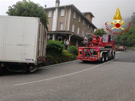 Passo Del Ghisallo Tir Si Incastra Sul Tornante Strada Bloccata Tra