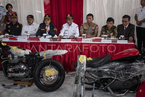 Rilis Penyelundupan Mobil Dan Motor Mewah Antara Foto