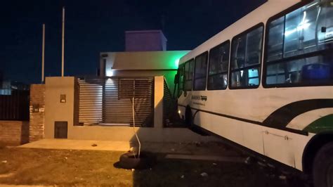 Chofer se desmayó al volante y colectivo se incrustó en una casa