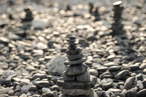 Pedras Empilhadas Em Um Fundo Da Praia Imagem De Stock Imagem De