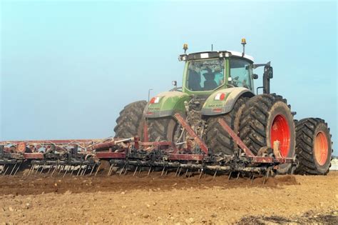 Tracteur Avec Une Charrue Travaillant Dans Le Champ Un Agriculteur