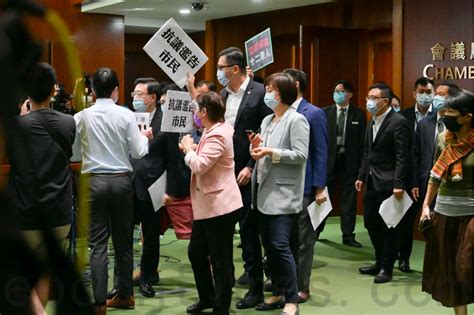 李家超拒答是否派飛機監視十二港人 遭民主派包圍抗議｜大紀元時報 香港｜獨立敢言的良心媒體