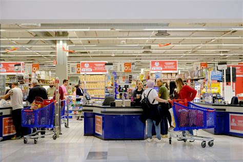 Assago Riaperto Il Carrefour Coltelli Sotto Chiave E Silenzio Surreale