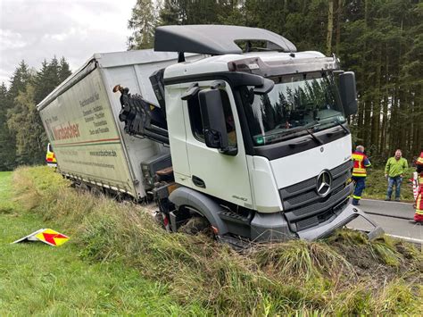 Mann Schwer Verletzt Transporter Kracht Frontal In Lastwagen