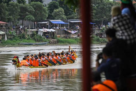 Lomba Balap Perahu Naga Di Sungai Cisadane