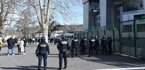 Paris Un Commencement Druse Ciblant Saint Etienne D Jou