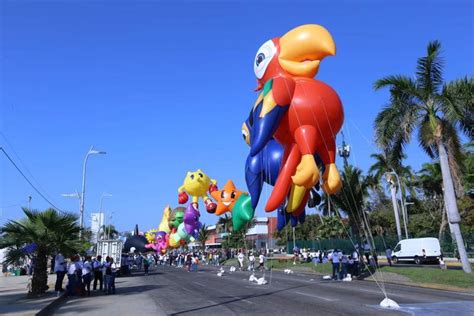 Desfile de Globos Gigantes llenó de color y alegría a Acapulco el Día