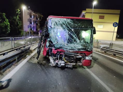 Perde Il Controllo Dell Autobus E Si Schianta Contro Le Auto