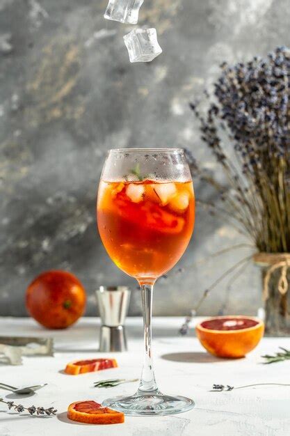 Copo De Coquetel Aperol Spritz Em Fundo Cinza Coquetel Italiano