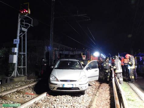 Erba Slitta Sui Binari Auto Colpita Dal Treno All Incrocio Di Via