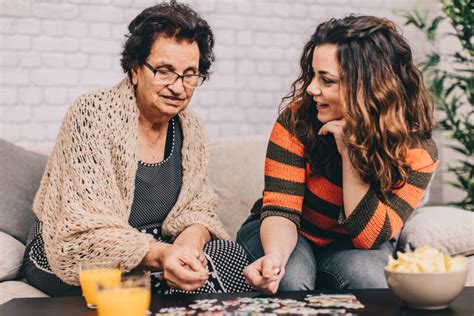 Games for seniors with dementia: 11 expert tips to boost well-being