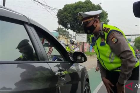 Puluhan Mobil Terjaring Razia Ganjil Genap Di Jalan Pramuka Antara News