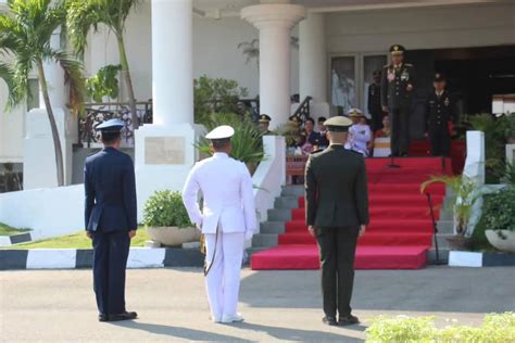 Upacara HUT Ke 78 TNI Prajurit Yonmarhanlan VII Kupang Tampilkan Aksi