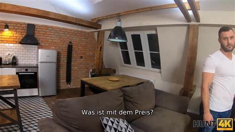 Mann Zählt Geld Während Sexy Frau Auf Jäger Dicken Schwanz Springt