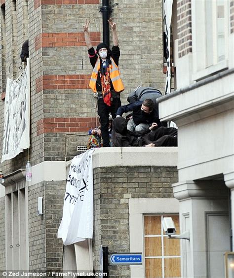 Hundreds Of Riot Police On Londons Streets As Officers Raid Squat Hq