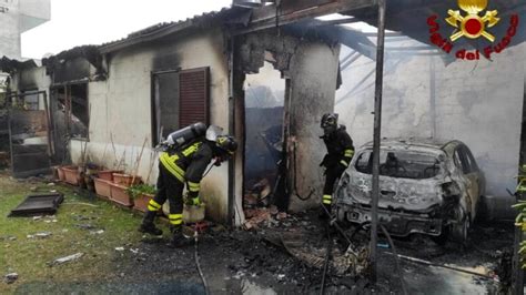 Corto Circuito Incendia Pergolato Di Una Villa Distrutta Un Auto