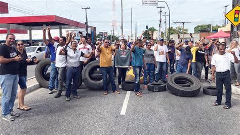 Agentes de combate às endemias em greve interditam avenida em João