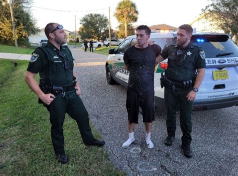 Un Homme De Floride Saute Dans Un Canal Pour éviter Dêtre Arrêté Garde Ton Corps