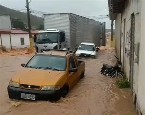 Chuva Alaga Ruas Interdita Estradas E Deixa Carros Ilhados Na Cidade