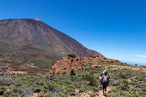 Teide Frau Auf Wanderweg Zum Gipfel Riscos De La Fortaleza Mit