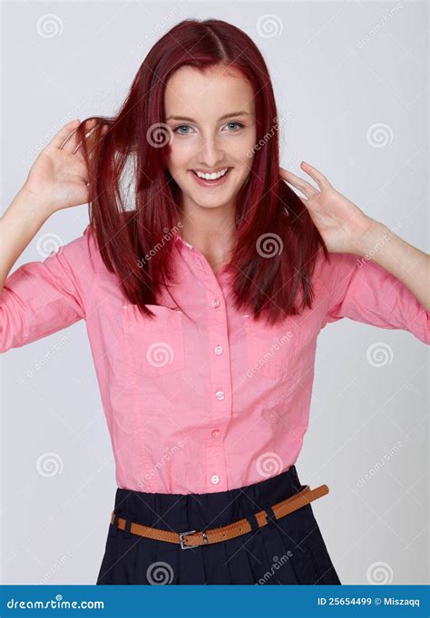 Jeune Femelle Rousse Attirante Dans La Chemise Rose Image Stock Image