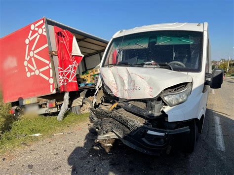 Ultima Ora Local Ciocnire Intre Un Camion Si Un Microbuz Pe Drumul