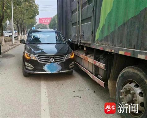 小轿车借非机动车道超车，为避让前方电动车撞碰货车