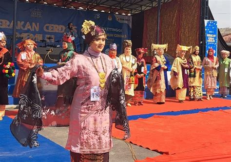 40 Bundo Kanduang Bukittinggi Ikuti Lomba Baju Kuruang Basiba Kata Sumbar