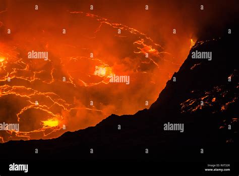 El lago de lava en la cima del volcán Nyiragongo en la República